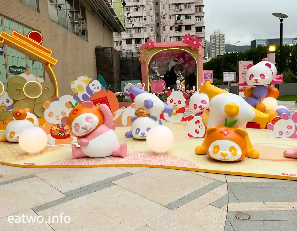 【新年好去處2024】荃灣廣場戶外設海量熊貓 極似外賣平台宣傳廣告？